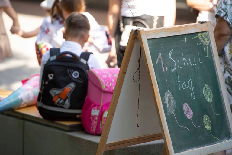 "1. Schultag", steht auf einer Tafel (Symbolbild): In Niedersachsen starten die Schulen wieder – vor allem an den Grundschulen fehlen Lehrkräfte.