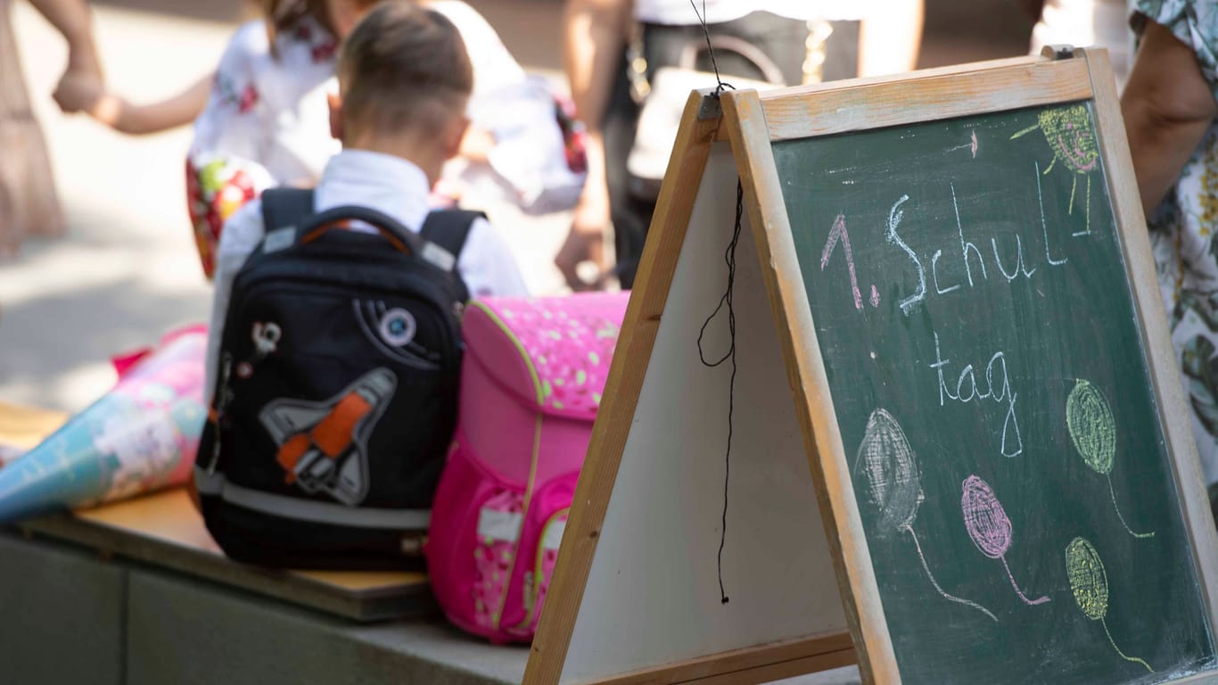 "1. Schultag", steht auf einer Tafel (Symbolbild): In Niedersachsen starten die Schulen wieder – vor allem an den Grundschulen fehlen Lehrkräfte.