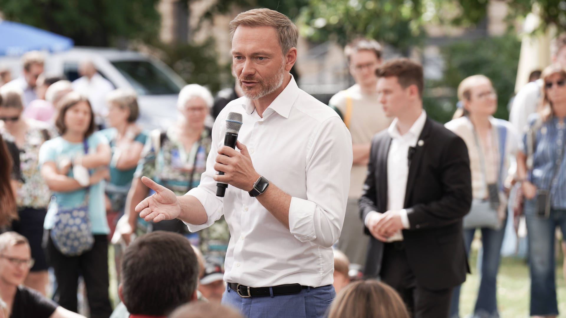 Christian Lindner: Schon der Begriff "Dienstwagenprivileg" sei Politik. Christian Lindner: Schon der Begriff "Dienstwagenprivileg" sei Politik.