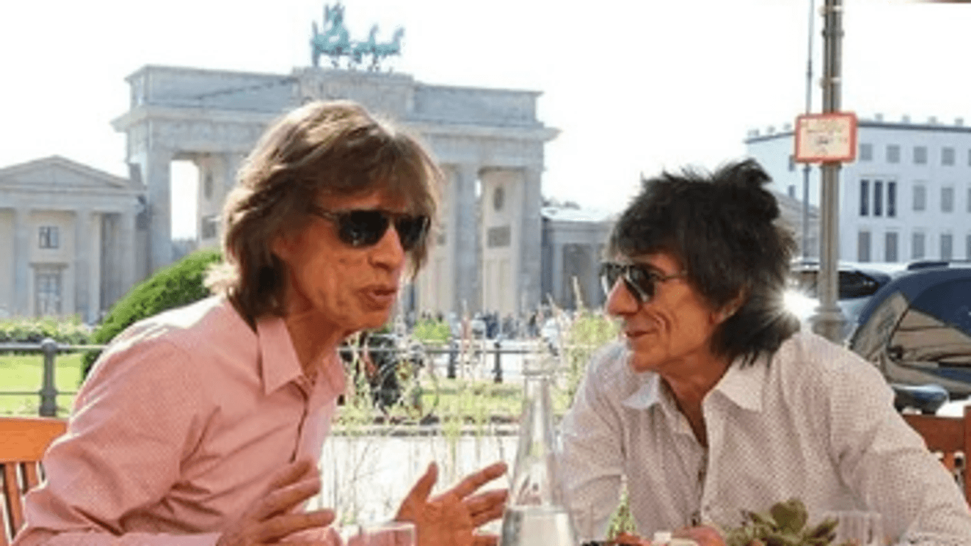 Mick Jagger und Ron Wood im Café vor dem Brandenburger Tor. Diesen Schnappschuss teilte Wood auf Instagram mit seinen Fans.