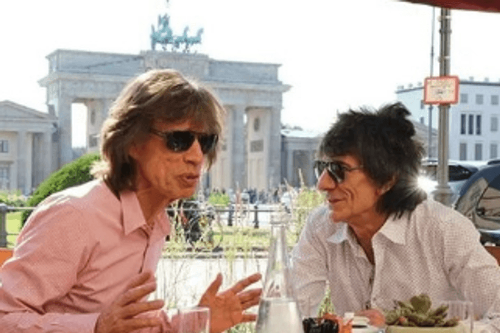 Mick Jagger und Ron Wood im Café vor dem Brandenburger Tor. Diesen Schnappschuss teilte Wood auf Instagram mit seinen Fans.