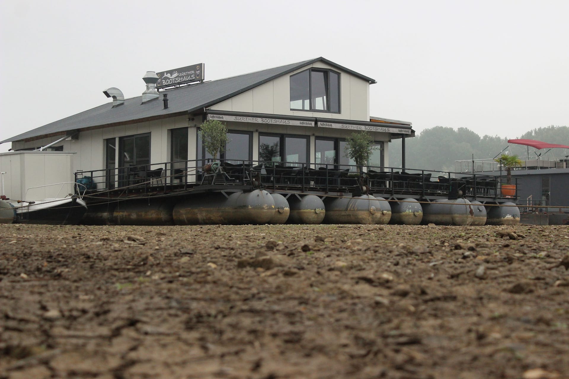 Das "Sürther Bootshaus": Dem schwimmenden Restaurant fehlt seit Wochen das Rheinwasser.