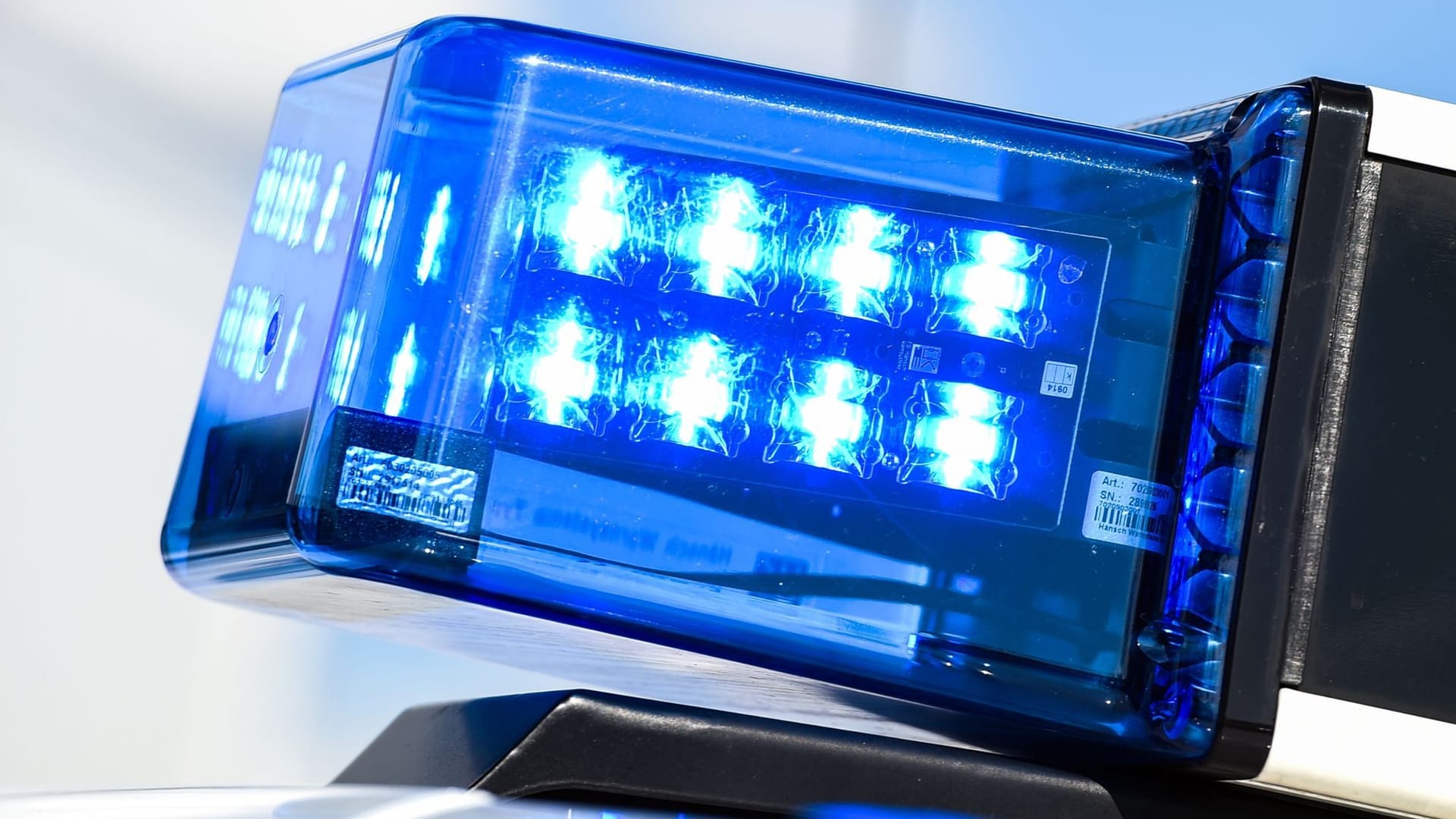 Ein Blaulicht auf dem Dach eines Einsatzfahrzeugs Ein Blaulicht auf dem Dach eines Einsatzfahrzeugs