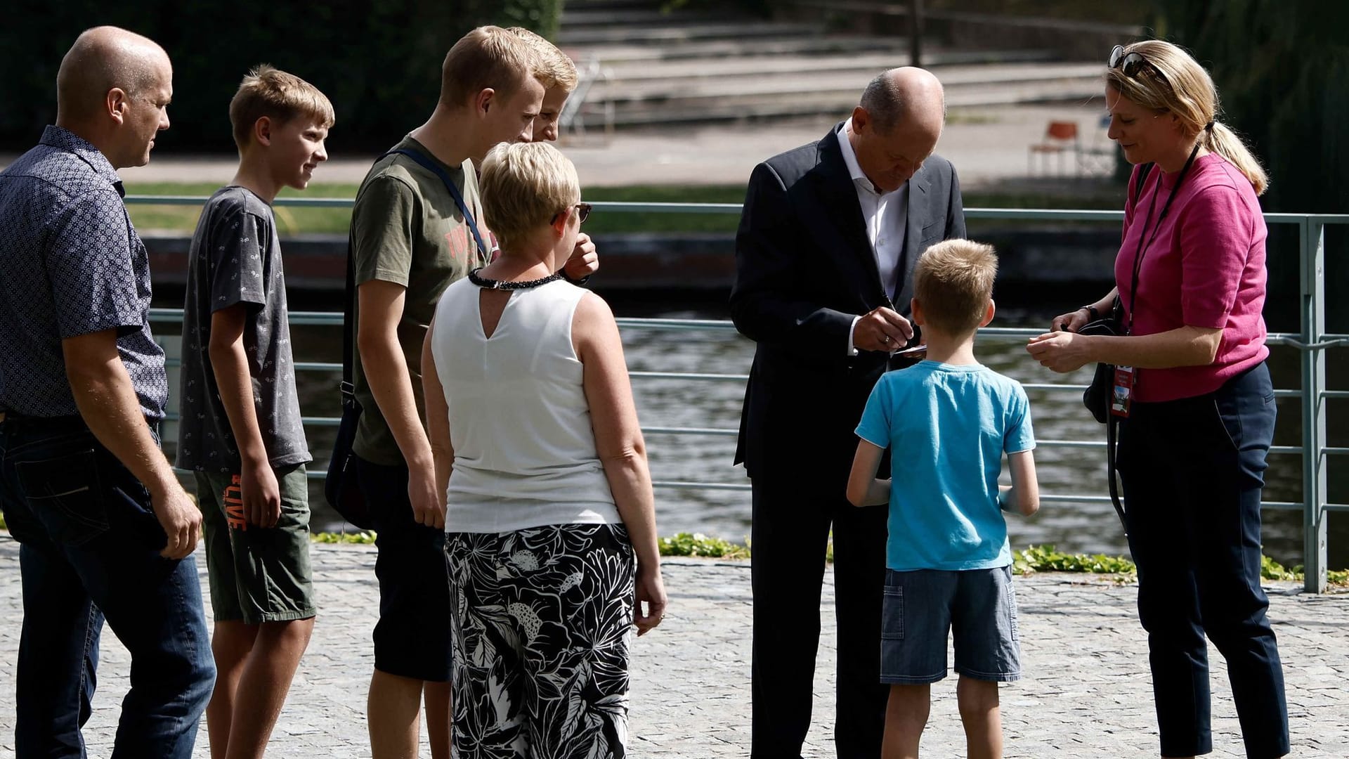 Bundeskanzler Olaf Scholz (SPD) schreibt Autogramme: Auch Störer kommen zur Veranstaltung.
