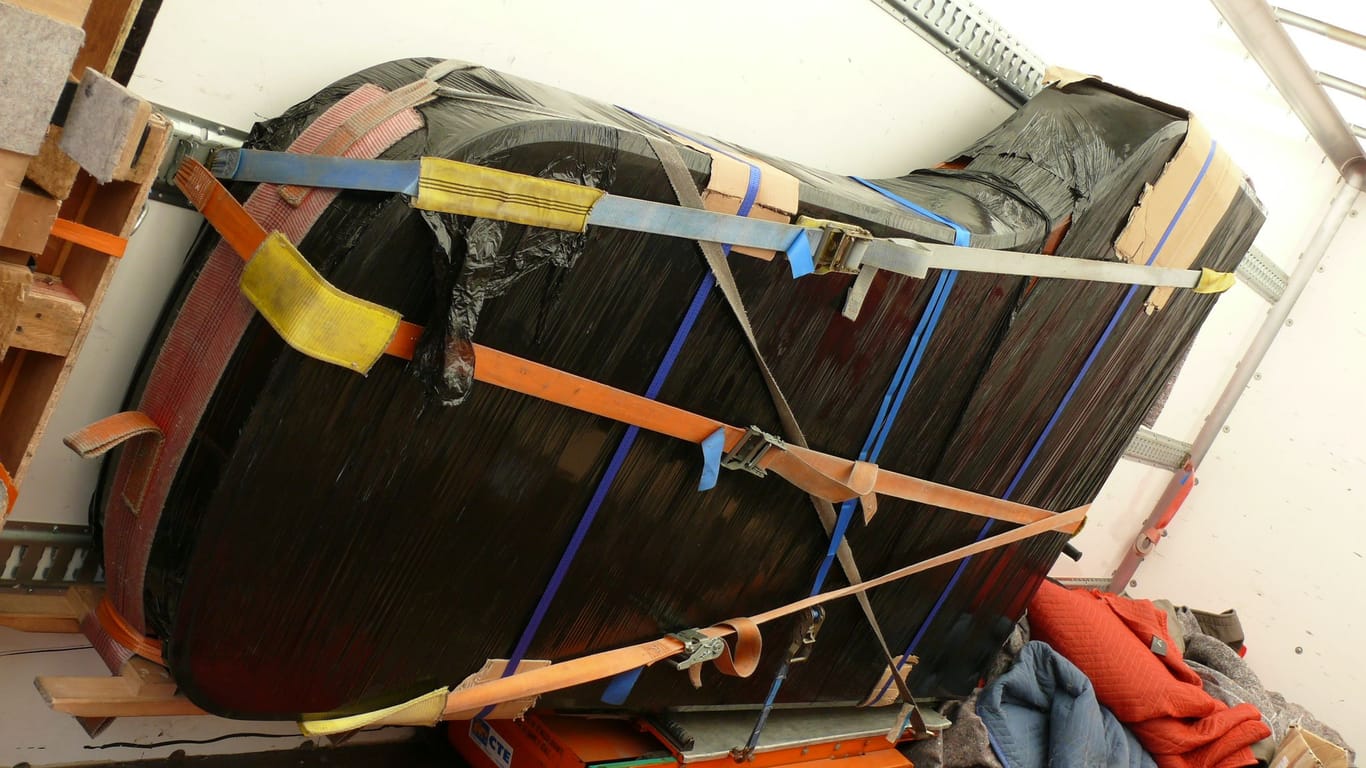 Zwei verpackte Flügel am Dortmunder Flughafen: Die Instrumente werden nun in einem Klavierbetrieb verwahrt.