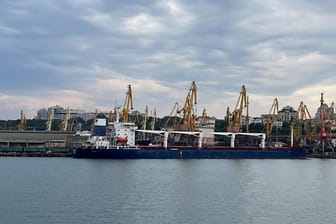 Das Frachtschiff Razoni – beladen mit Getreide – im Hafen von Odessa (Archivbild): Heute soll es in der Türkei inspiziert werden.