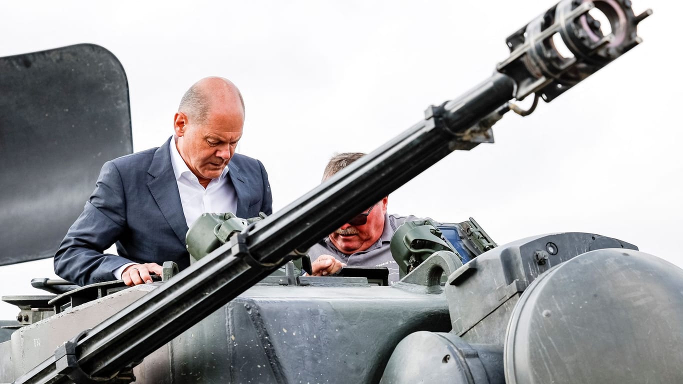 Olaf Scholz im Gepard-Panzer: Der Bundeskanzler hat das Trainingsprogramm für Ukrainer an der Ostsee besucht.
