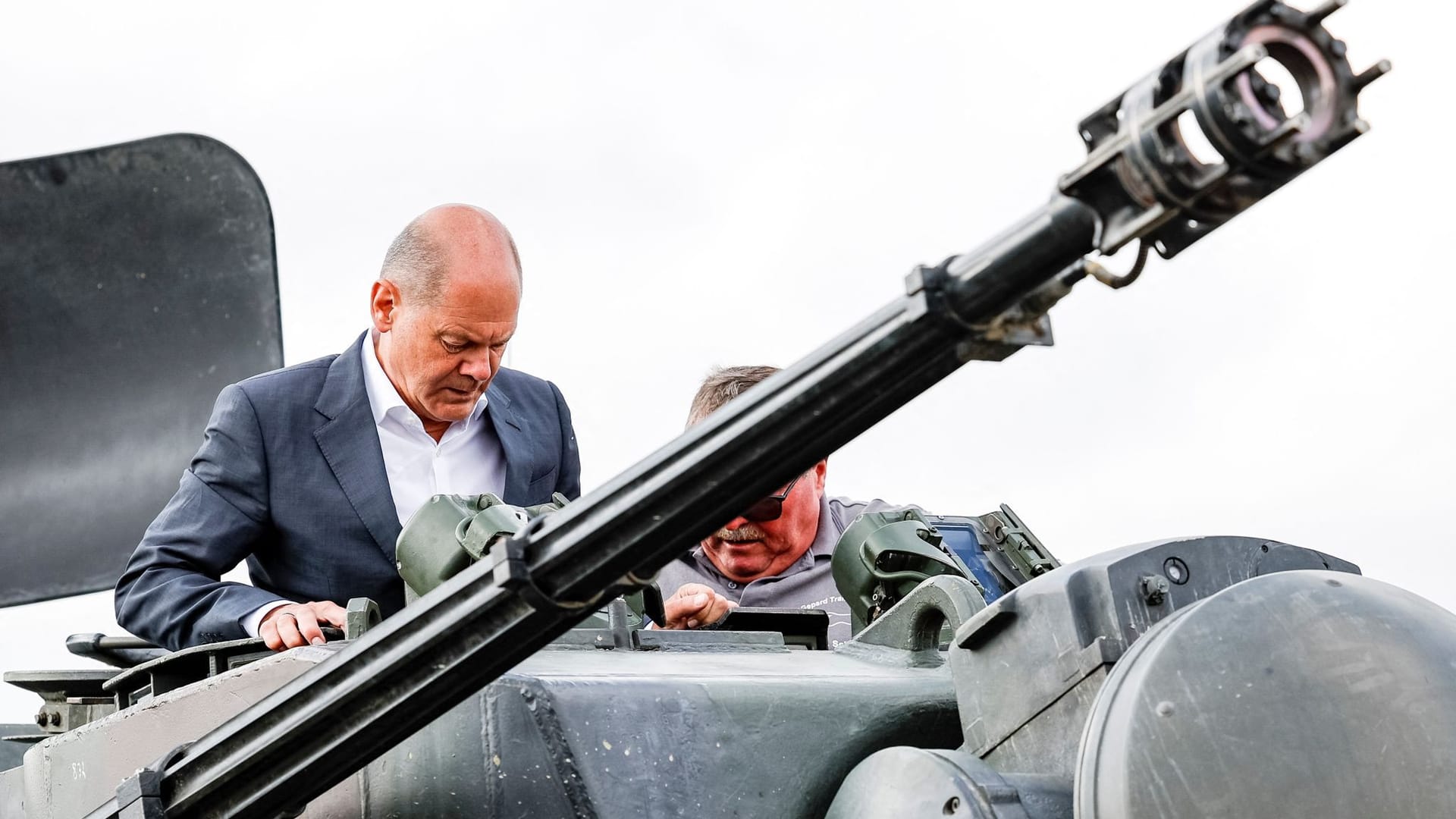 Olaf Scholz im Gepard-Panzer: Der Bundeskanzler hat das Trainingsprogramm für Ukrainer an der Ostsee besucht.