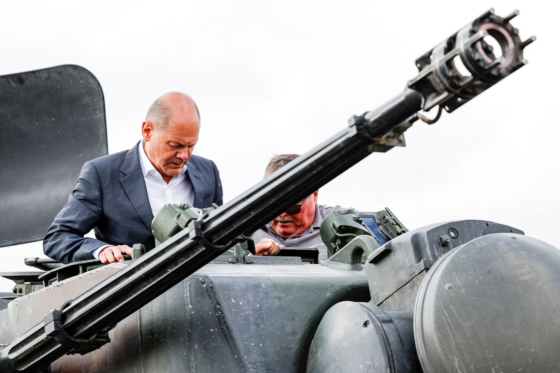 Olaf Scholz im Gepard-Panzer: Der Bundeskanzler hat das Trainingsprogramm für Ukrainer an der Ostsee besucht.