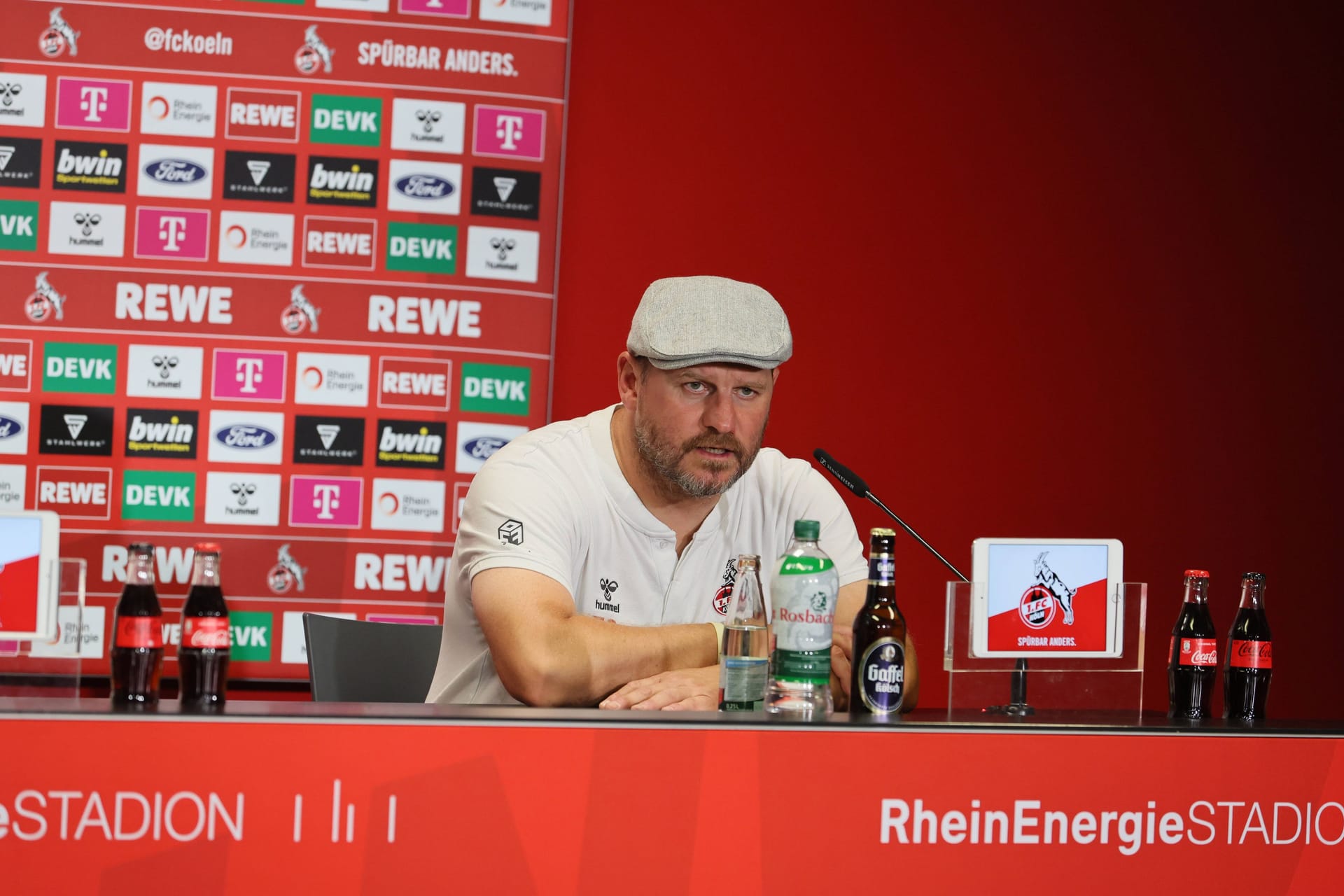 Steffen Baumgart bei einer Pressekonferenz: Der Trainer des 1. FC Köln hat Humor.