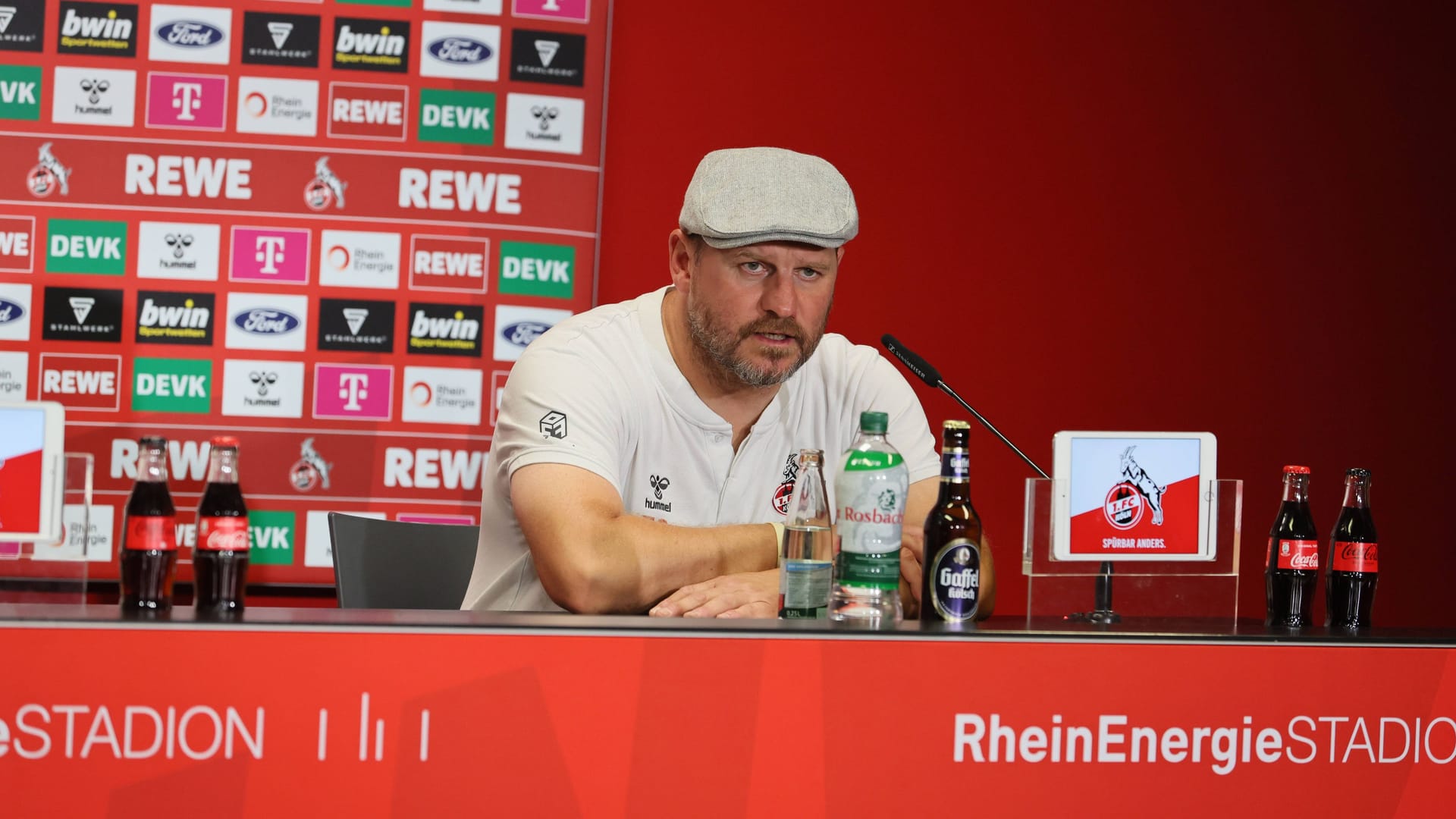 Steffen Baumgart bei einer Pressekonferenz: Der Trainer des 1. FC Köln hat Humor.