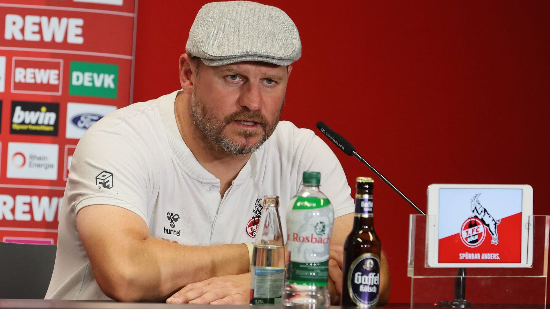 Steffen Baumgart bei einer Pressekonferenz: Der Trainer des 1. FC Köln hat Humor.