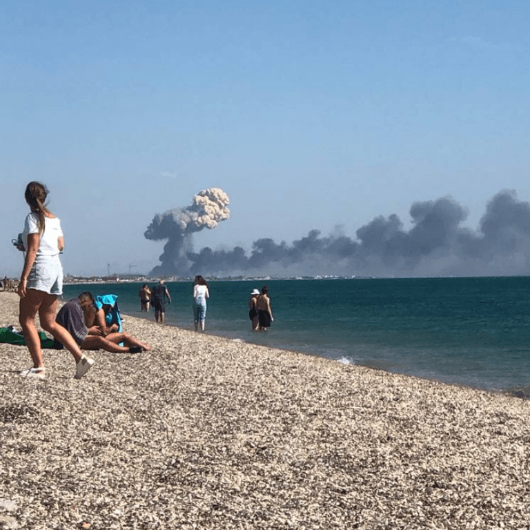 Das Foto zeigt eine Rauchwolke, die mutmaßlich über dem Militärflugplatz Nowofedoriwka auf der besetzten Halbinsel Krim aufsteigt.