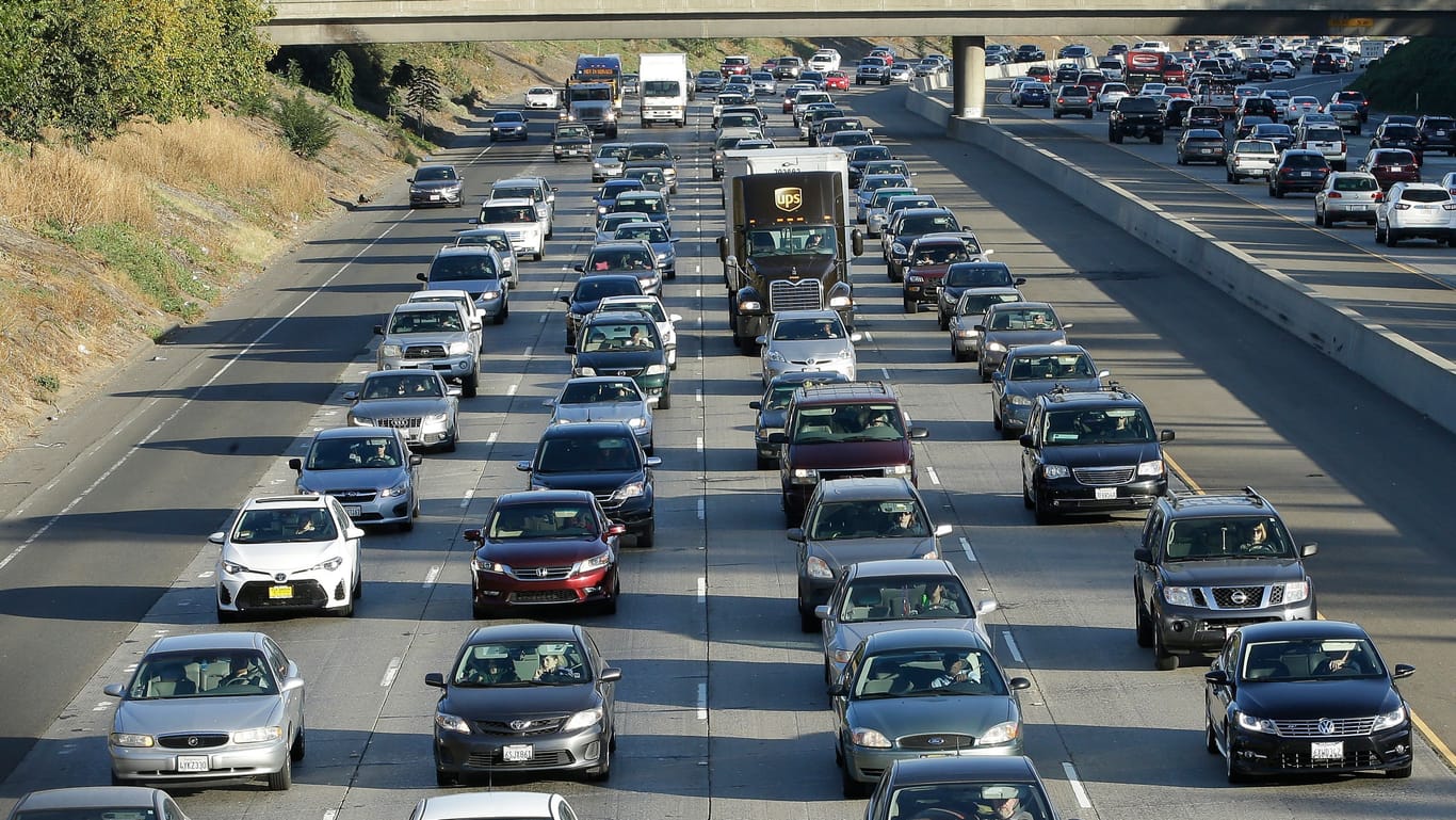 Zahllose Autos erzeugen einen langen Stau in beiden Richtungen auf dem Highway 50 in Kalifornien: Ab 2035 sollen in Kalifornien nur noch emissionsfreie Neuwagen zugelassen werden.