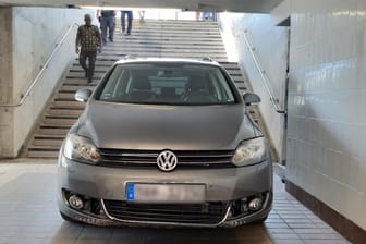 Ein Auto, wo es nicht hingehört: in einer Unterführung für Fußgänger.