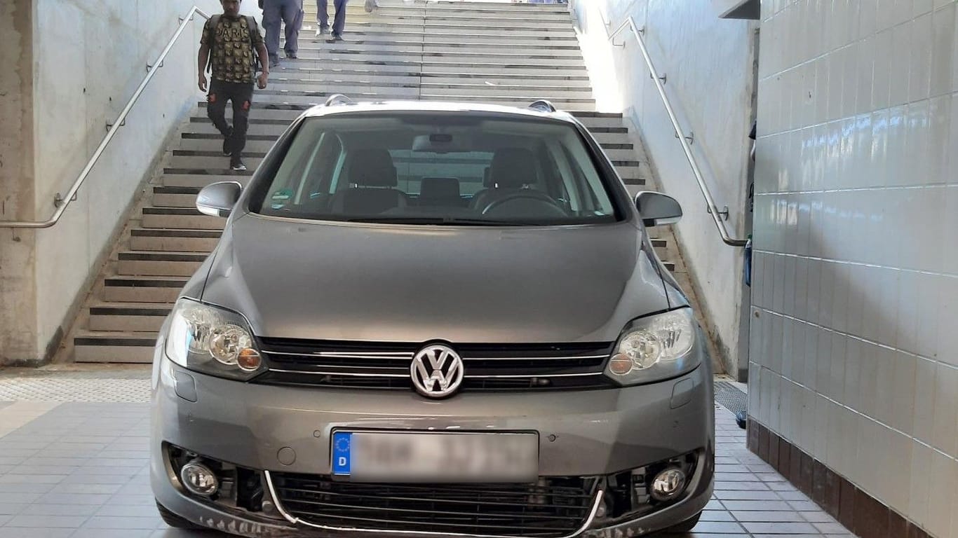 Ein Auto, wo es nicht hingehört: in einer Unterführung für Fußgänger.