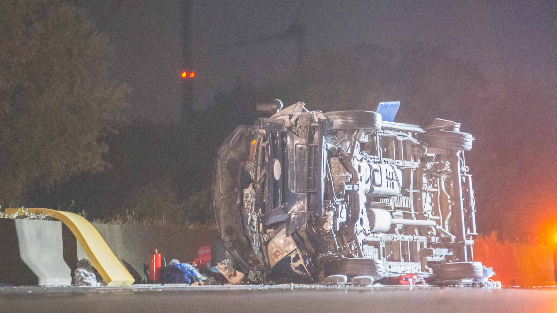 Kleinbus-Wrack auf der A4: Die neun Insassen wurden zwischenzeitlich eingeklemmt, sie mussten befreit werden.