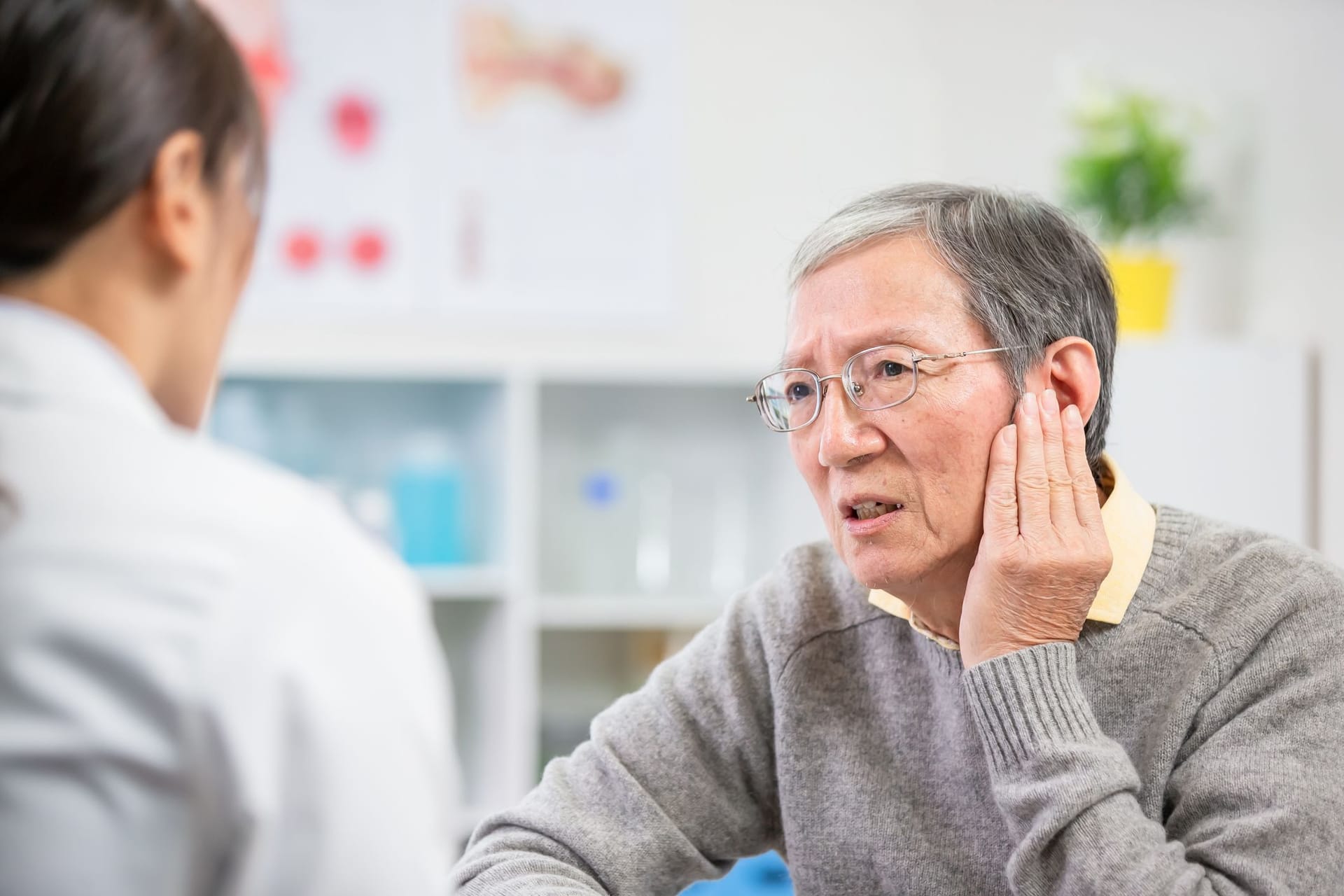 Patient mit Ohrproblem beim Arzt