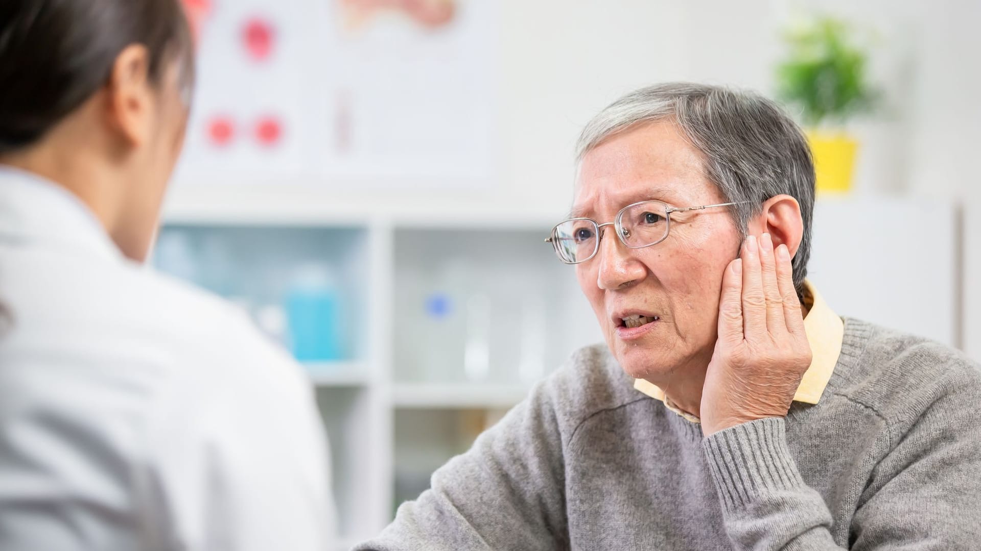 Patient mit Ohrproblem beim Arzt