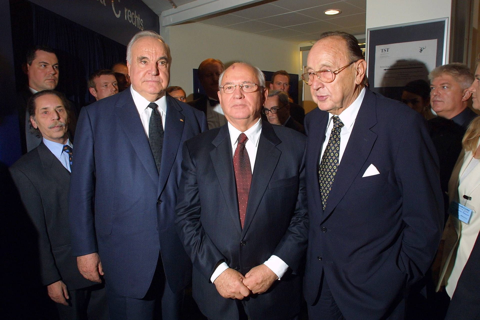 Ein Wiedersehen nach langen Jahren: Helmut Kohl, Michail Gorbatschow und Hans-Dienrrich Genscher (v.l.) im Jahr 2001 in Berlin.