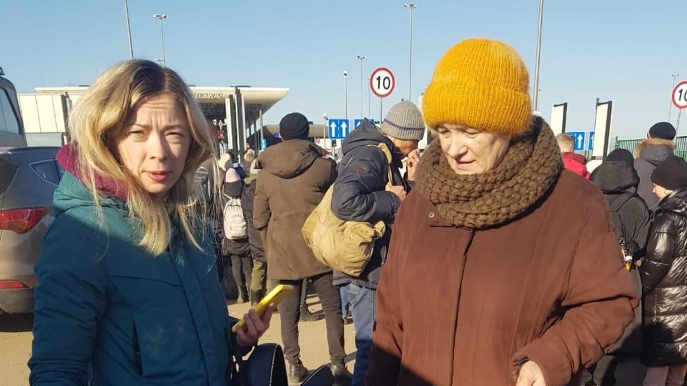 Yana (links) und Valentyna Doodka an der polnisch-ukrainischen Grenze.