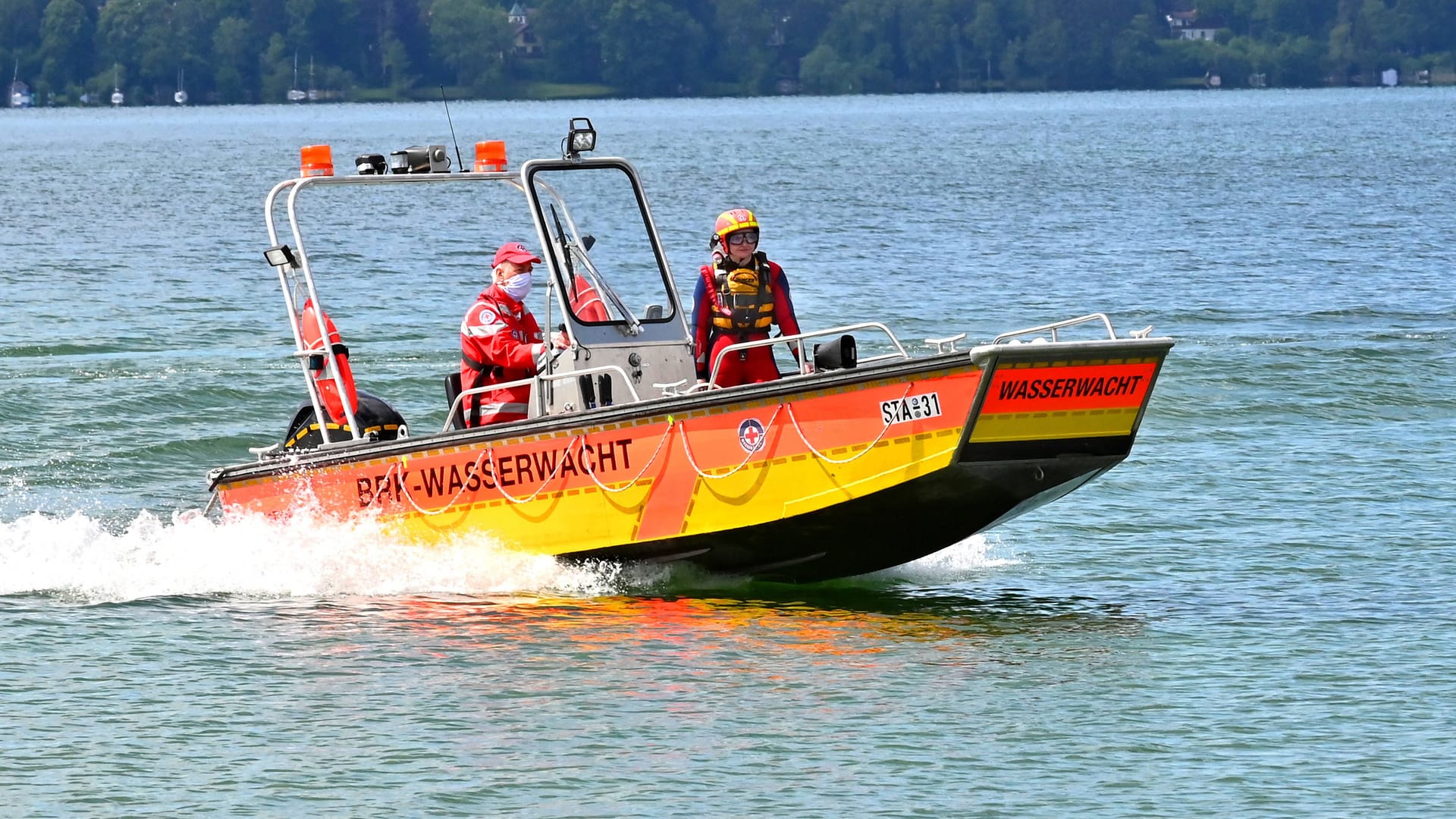 Die Wasserwacht auf dem Starnberger See (Symbolbild): Auch ein Hubschrauber und Spürhunde waren im Einsatz. Die Wasserwacht auf dem Starnberger See (Symbolbild): Auch ein Hubschrauber und Spürhunde waren im Einsatz.