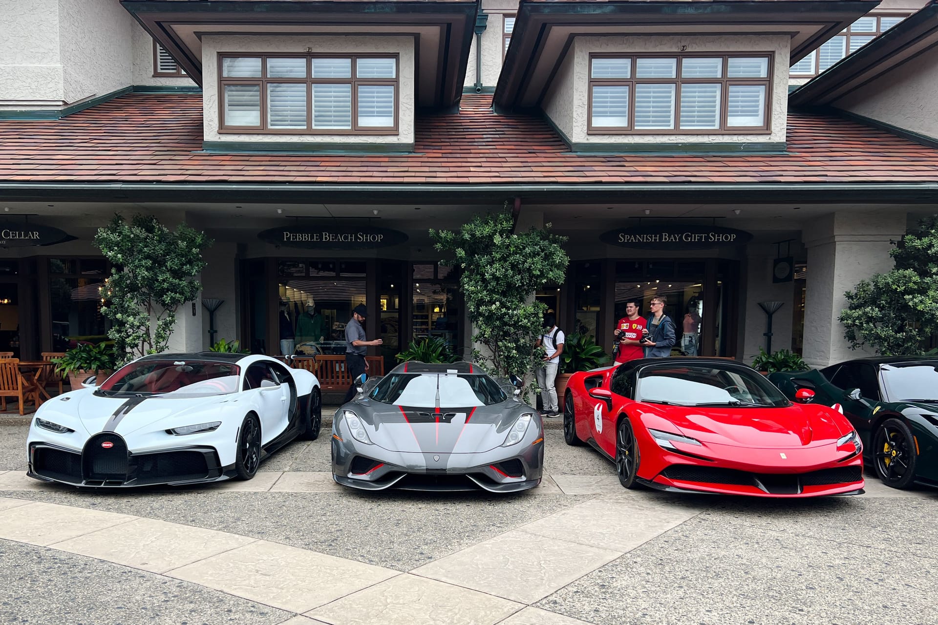 Es ist Monterey Car Week: Supercar-Parade vor einem Hotel in Pebble Beach.