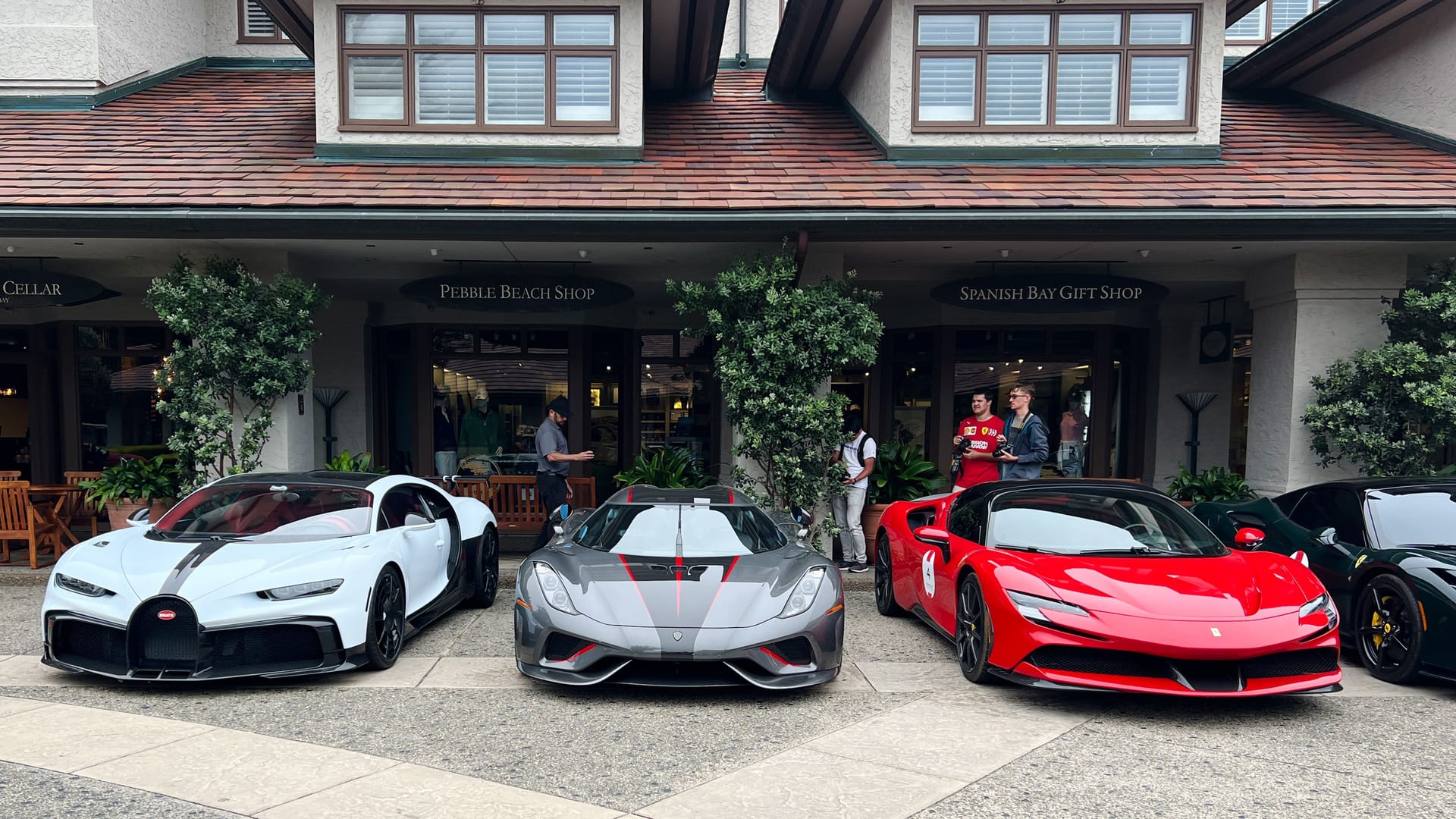 Es ist Monterey Car Week: Supercar-Parade vor einem Hotel in Pebble Beach.