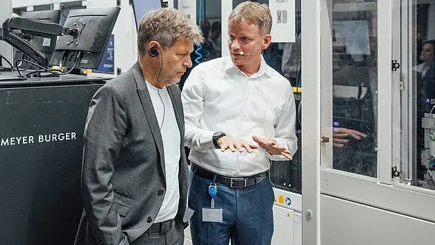 Wirtschaftsminister Habeck zu Besuch beim deutschen Solarunternehmen Meyer Burger: Der Grünen-Politiker will die heimische Wirtschaft stärken, doch bei den Zwischenprodukten sind auch viele deutsche Unternehmen auf China angewiesen.