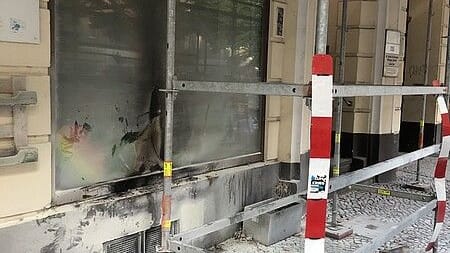 Brandstelle vor dem Wahlkreisbüro (Archivbild): In der Nacht wurden Feuerwehr und Polizei wegen eines Brands vor dem Wahlkreisbüro von Lisa Paus (Grüne) gerufen.