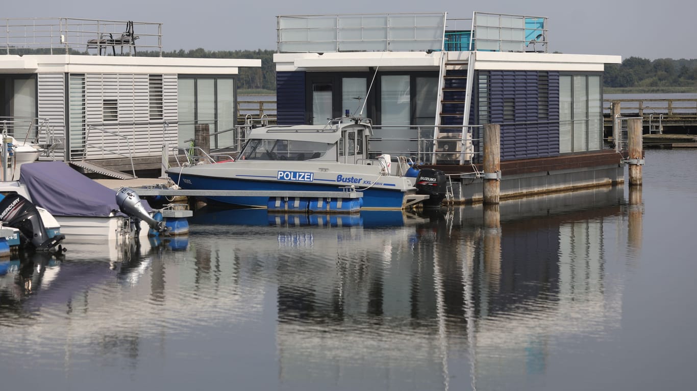 Ein Polizeiboot liegt im Hafen von Ribnitz-Damgarten: Auf dem See gab es einen schweren Unfall.