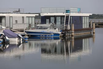 Ein Polizeiboot liegt im Hafen von Ribnitz-Damgarten: Auf dem See gab es einen schweren Unfall.