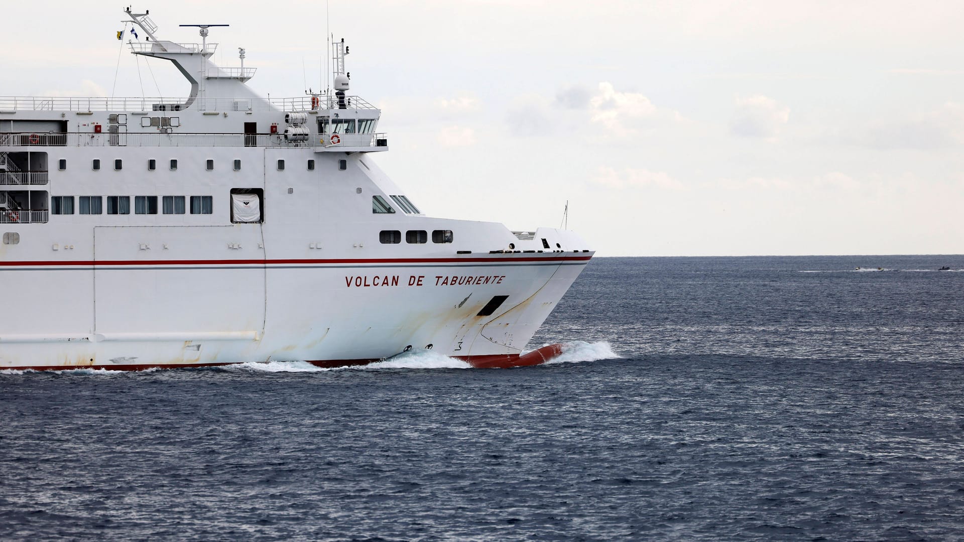 Eine Fähre zwischen Teneriffa und La Palma (Symbolbild): Der 23-Jährige soll in einer Höhle übernachtet und dann die Fähre nach Teneriffa genommen haben.