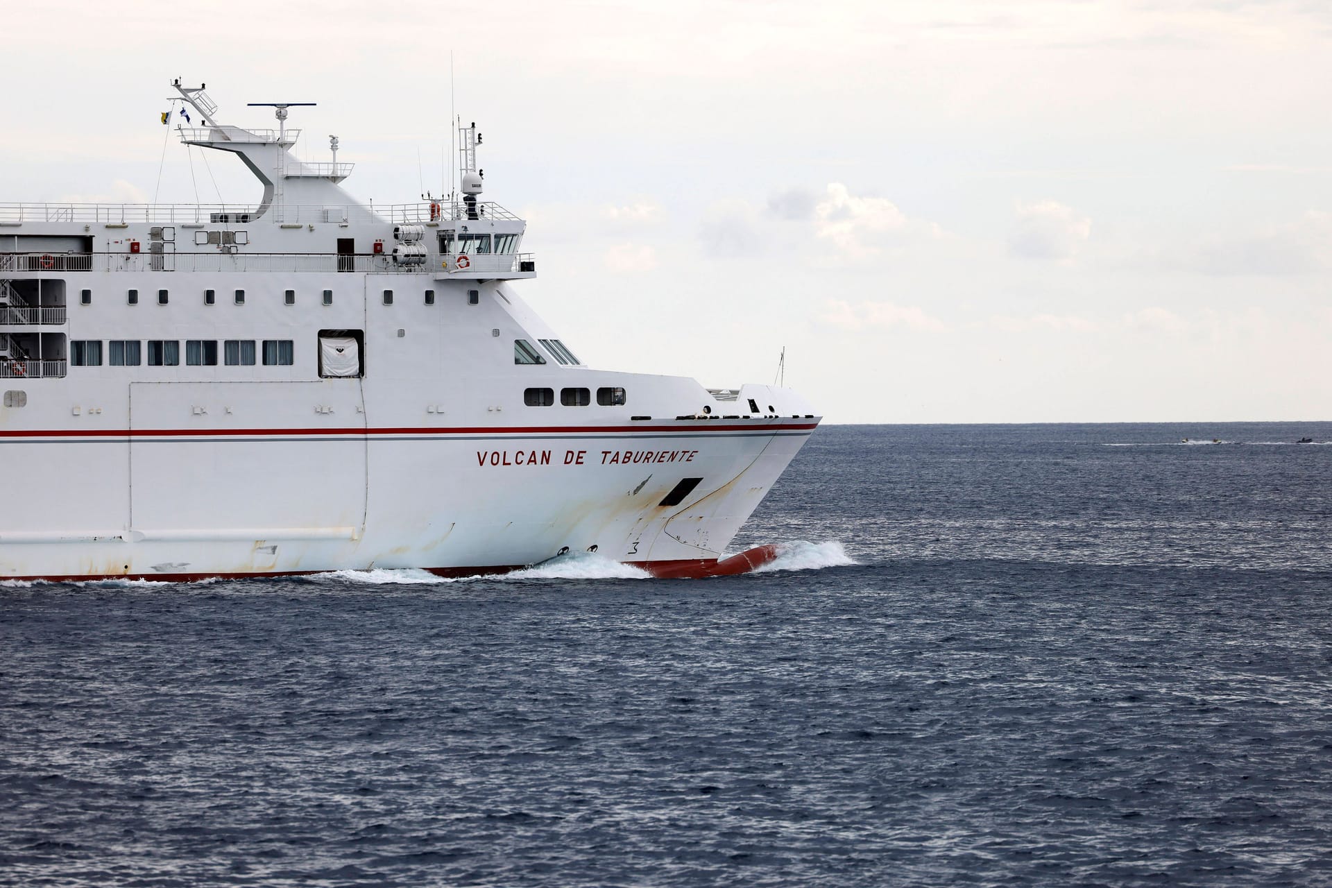 Eine Fähre zwischen Teneriffa und La Palma (Symbolbild): Der 23-Jährige soll in einer Höhle übernachtet und dann die Fähre nach Teneriffa genommen haben.