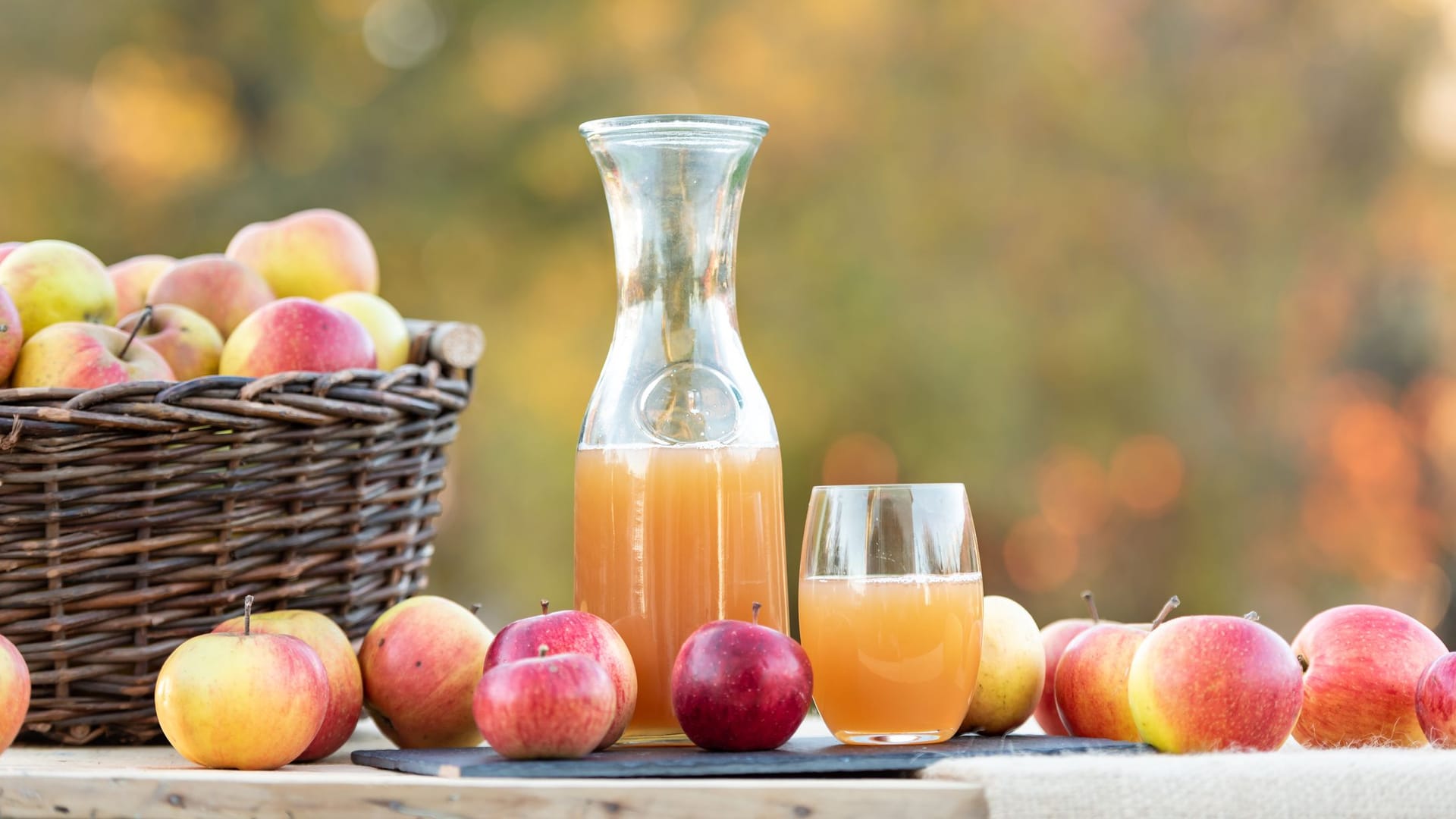 Apfelsaft (Symbolbild): "Öko-Test" hat 33 naturtrübe Säfte getestet.