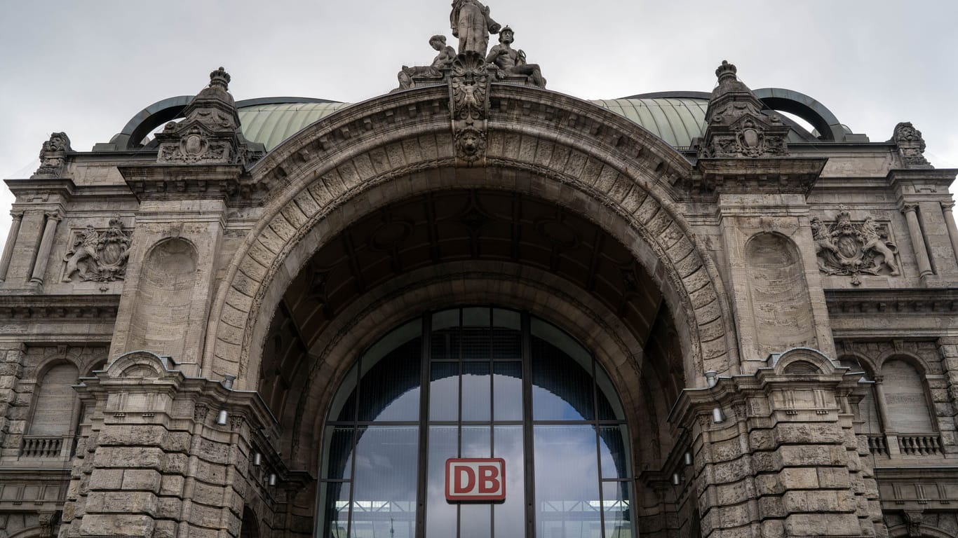 Hauptbahnhof Nürnberg (Symbolbild): Eine Polizistin wurde angegriffen, nachdem es zu Tumulten mit 250 Beteiligten gekommen war.