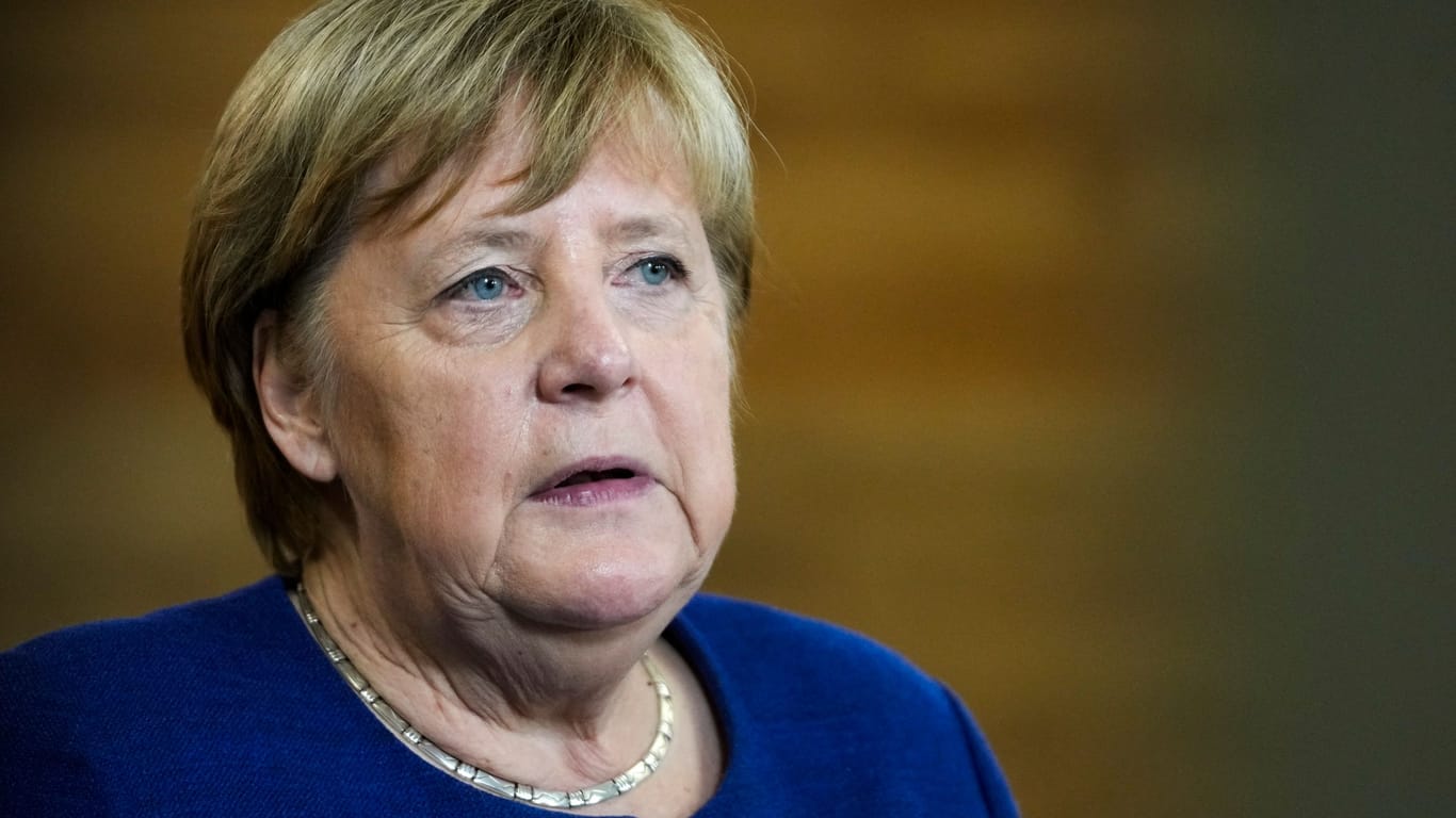 Angela Merkel: Die Altkanzlerin hat sich im Urlaub am Knie verletzt.