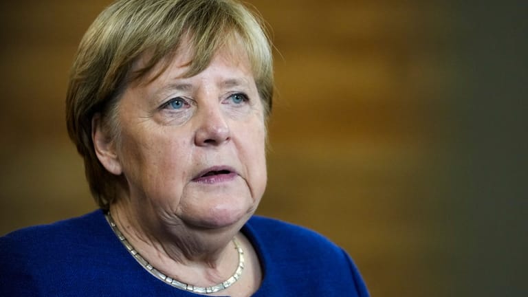 Angela Merkel: Die Altkanzlerin hat sich im Urlaub am Knie verletzt.