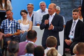 Kanzler Scholz auf Tuchfühlung mit den Bürgern in Magdeburg.