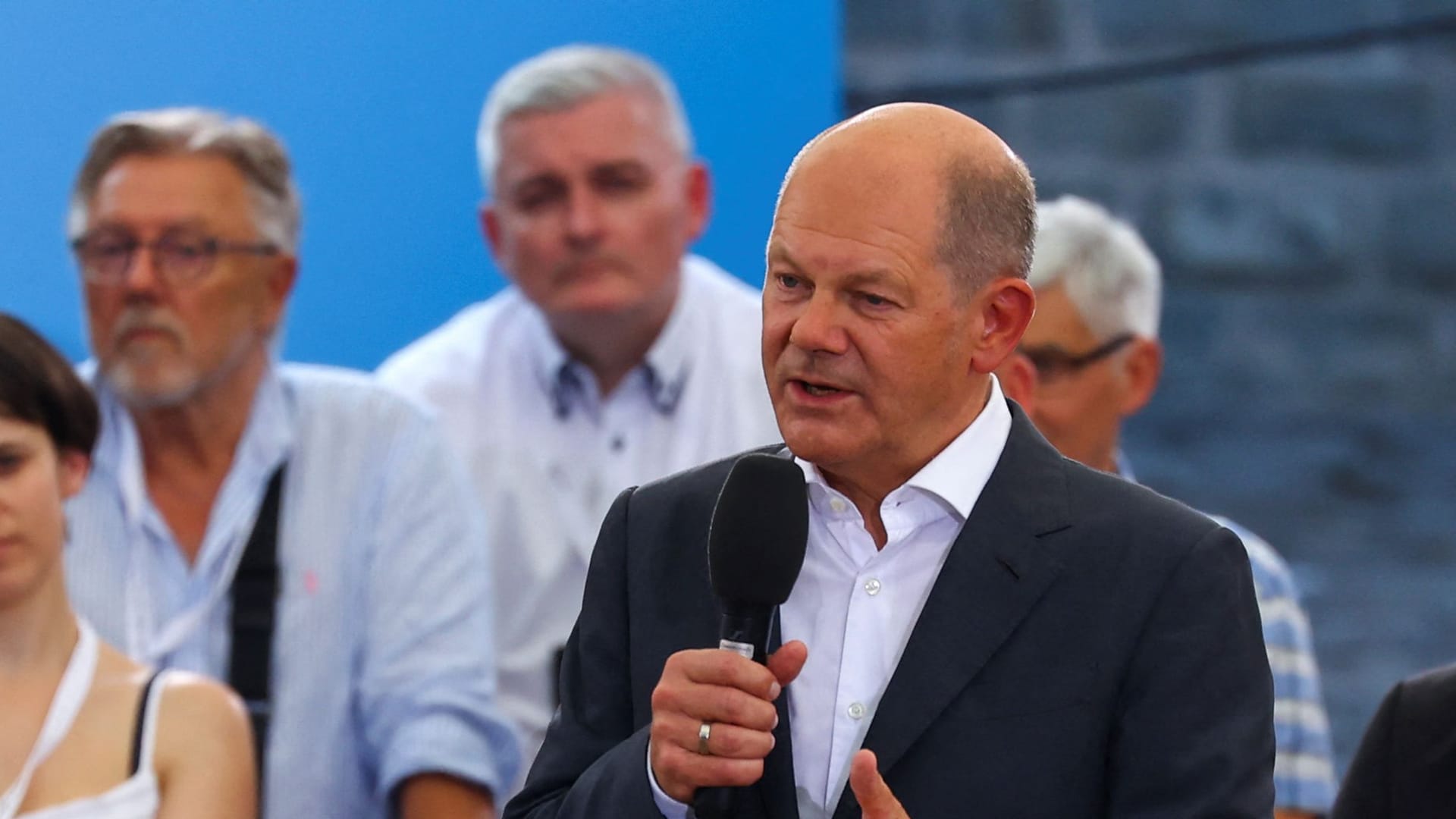 Kanzler Scholz auf Tuchfühlung mit den Bürgern in Magdeburg.