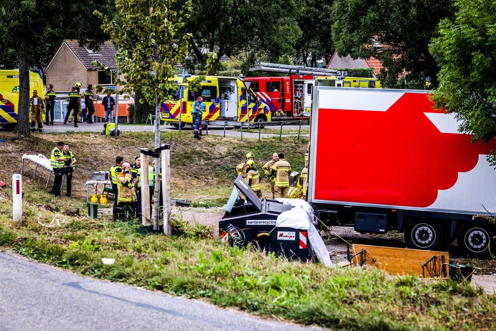 Nieuw-Beijerland in den Niederlanden: Hier hat ein Lastzug mehrere Menschen in den Tod gerissen.