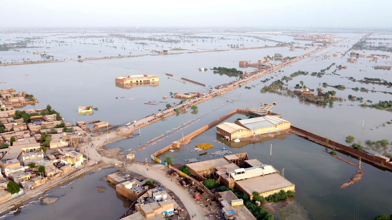 Häuser sind von Hochwasser in der Stadt Sohbat Pur umgeben: Mehr als eine Million Häuser wurden zerstört.