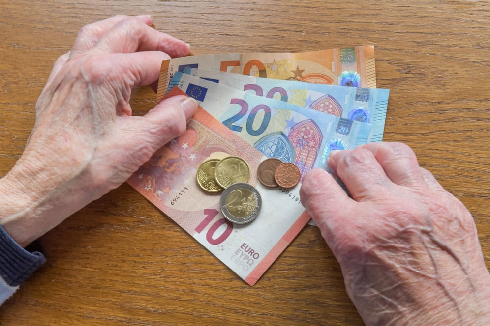 Eine Seniorin zählt Geld ab: Der Rentenkasse droht der Kollaps.