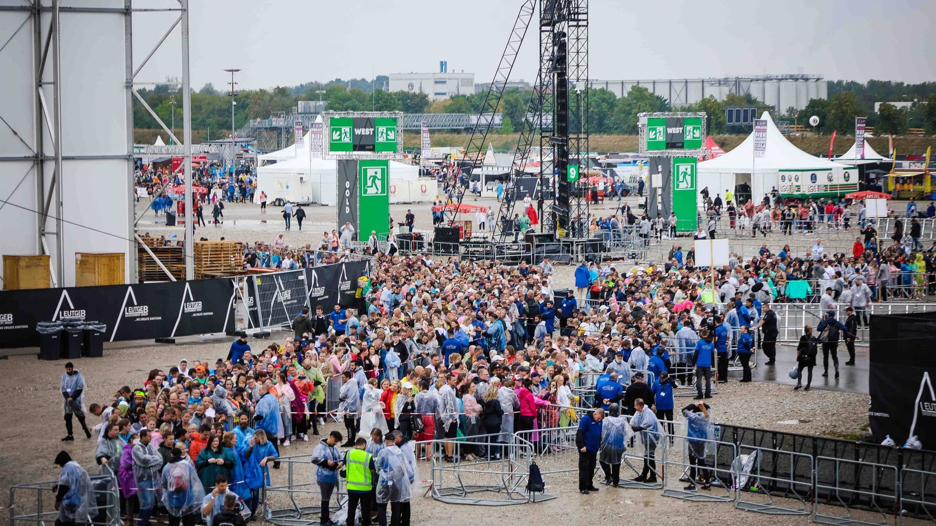 Erste Fans warten auf den Einlass zum Konzert von Helene Fischer auf dem Messegelände in München. Erste Fans warten auf den Einlass zum Konzert von Helene Fischer auf dem Messegelände in München.