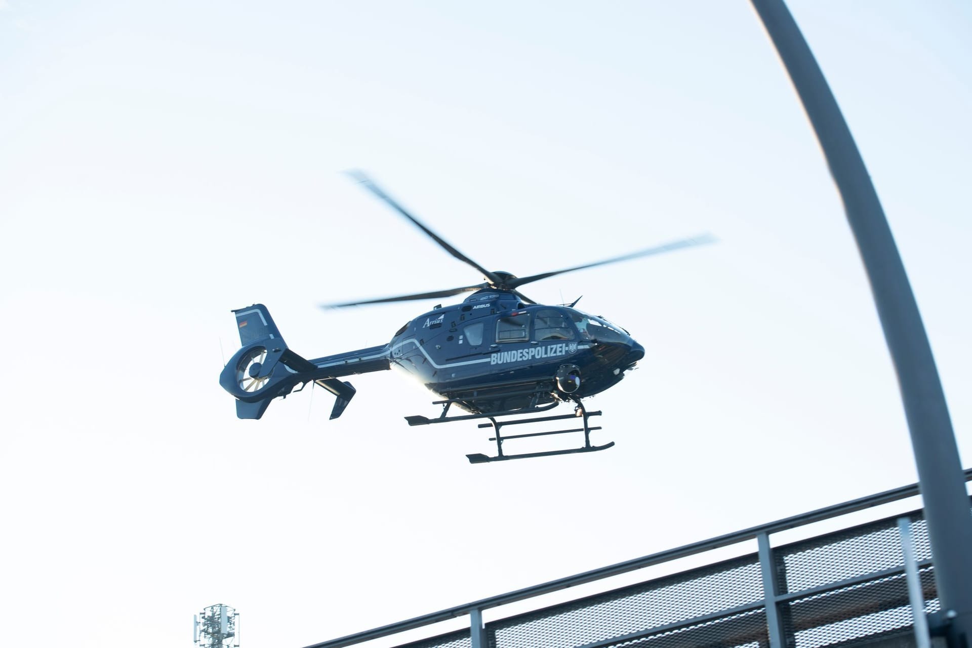 Die Bundespolizei setzte Hubschrauber ein, um sich einen Überblick über die Lage zu verschaffen.