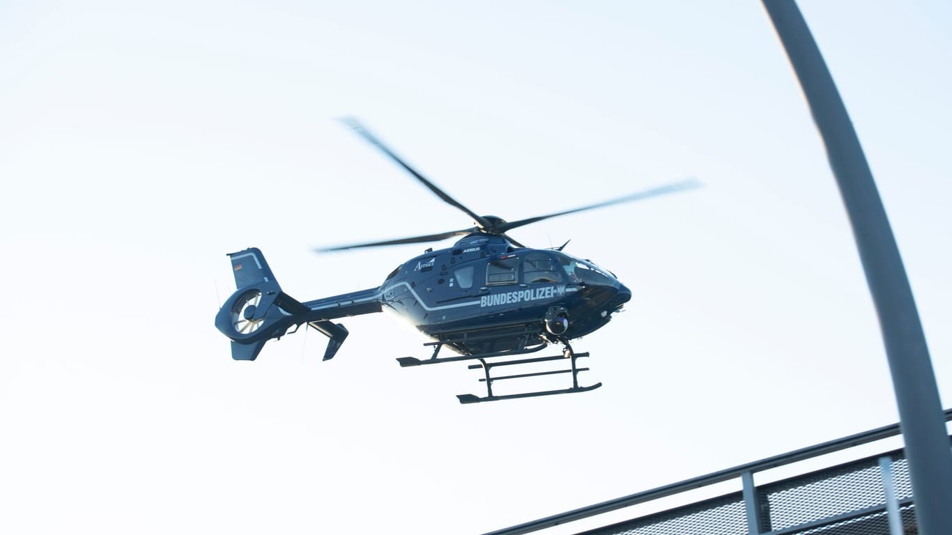 Die Bundespolizei setzte Hubschrauber ein, um sich einen Überblick über die Lage zu verschaffen.