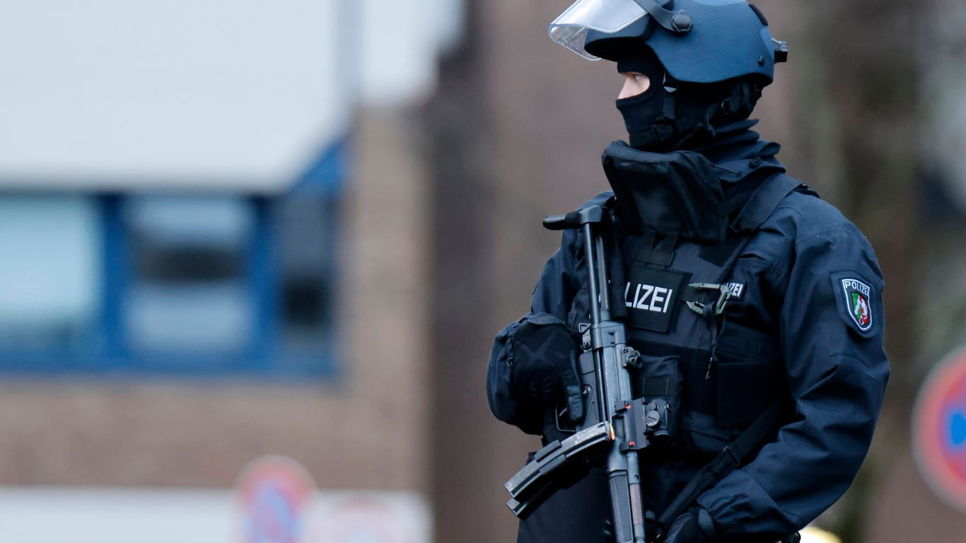 Polizist mit Maschinenpistole in NRW (Archivfoto): In NRW starb ein Teenager durch Schüsse einer Polizei-MP.