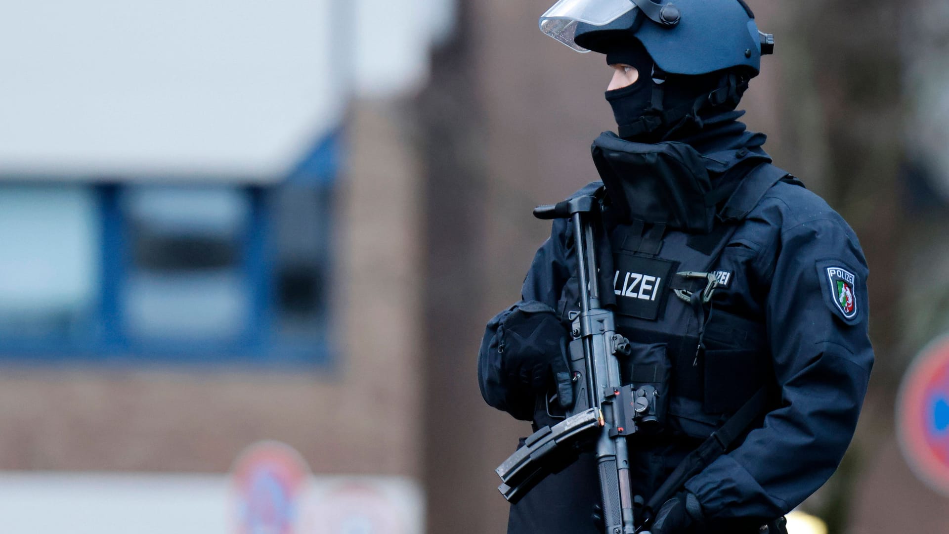 Polizist mit Maschinenpistole in NRW (Archivfoto): In NRW starb ein Teenager durch Schüsse einer Polizei-MP. Polizist mit Maschinenpistole in NRW (Archivfoto): In NRW starb ein Teenager durch Schüsse einer Polizei-MP.