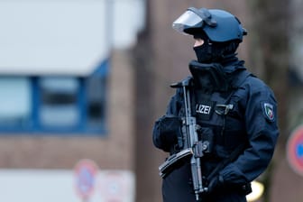 Polizist mit Maschinenpistole in NRW (Archivfoto): In NRW starb ein Teenager durch Schüsse einer Polizei-MP.