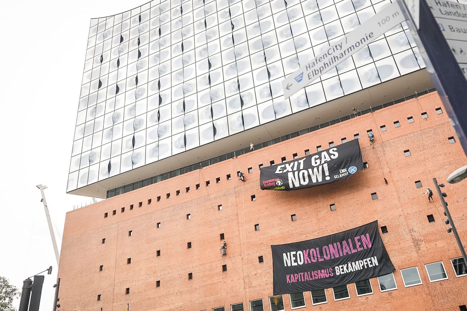 Aktivisten seilen sich von der Elbphilharmonie ab und entrollen zwei Banner: In dieser Woche soll es in Hamburg im Rahmen eines Protestcamps zu mehreren Aktionen kommen.